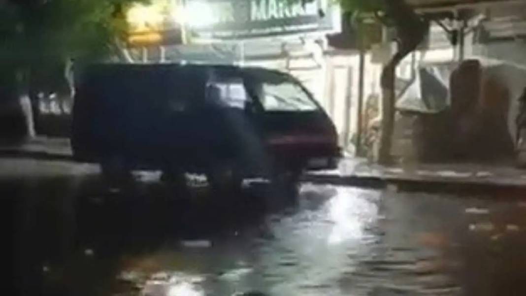 Şiddetli Sağanak Hatay’ı Vurdu: Sokaklar Suya Gömüldü! 3